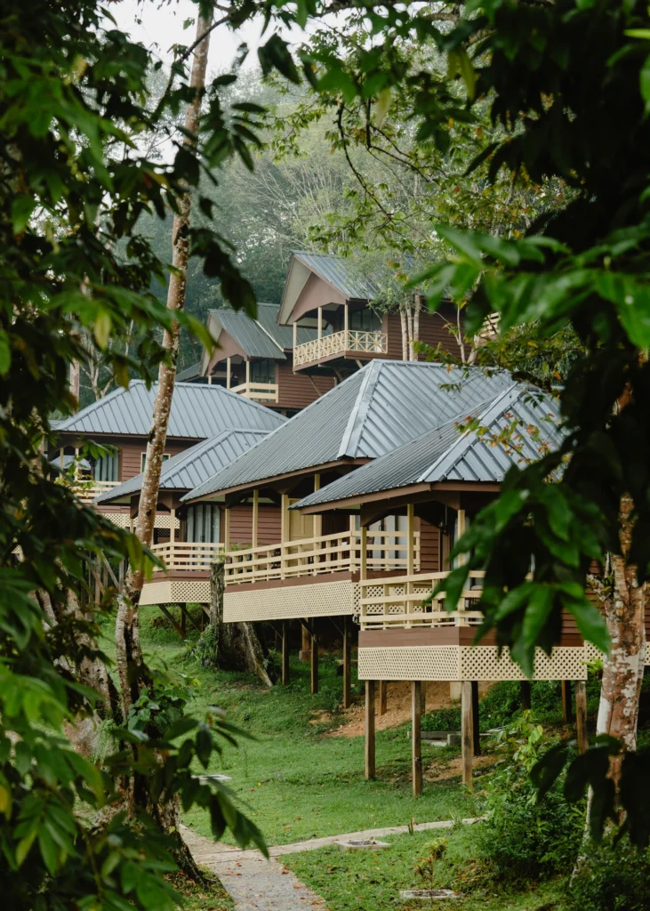 River chalets on stilts at Hornbill Lodge, Bilit, Kinabatangan